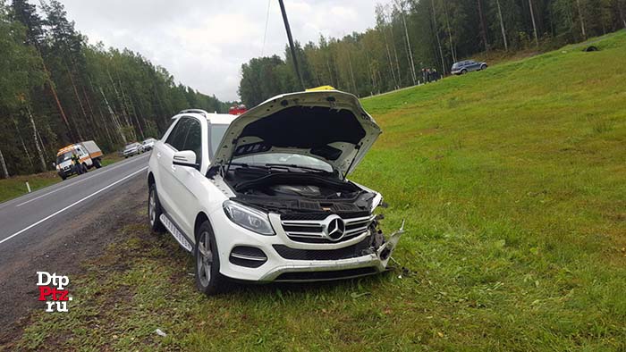 Прионежский район, 8 сентября 2017 года, 11-15. ДТП с участием автомобилей Дача (Dacia Duster) и Мерседес (Mercedes-Benz) произошло на 450-м километре автодороги М-18 "Кола", в районе отворотки к местечку "Лучевое-1".