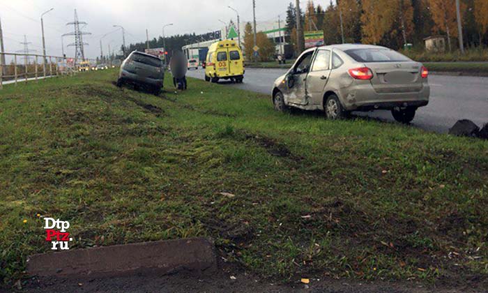 Петрозаводск, 12 октября 2017 года, 08-30.  ДТП с участием легкового автомобиля и кроссовера произошло на Лесном проспекте проспекте, у дома №51, напротив корпусов "Радиозавода".