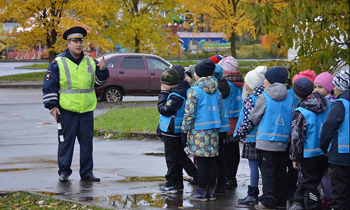 Госавтоинспекция Петрозаводска проводит уроки - практикумы по безопасному маршруту для школьников