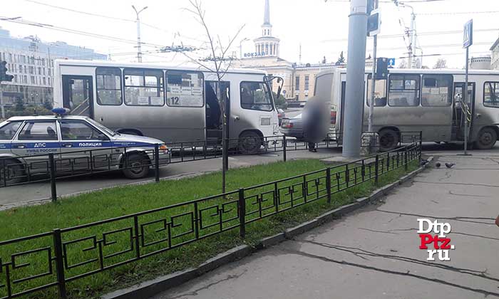 Петрозаводск, 25 октября 2017 года, 10-12.  ДТП с участием двух маршрутных автобусов произошло пересечении проспекта Ленина и улицы Шотмана.