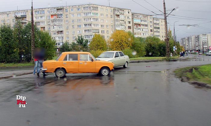 Петрозаводск, 5 октября 2017 года, 14-15.  ДТП с участием легковых автомобилей ВАЗ-2101 и Лада 110 произошло на Комсомольском проспекте, в районе пересечении с улицей Ровио.