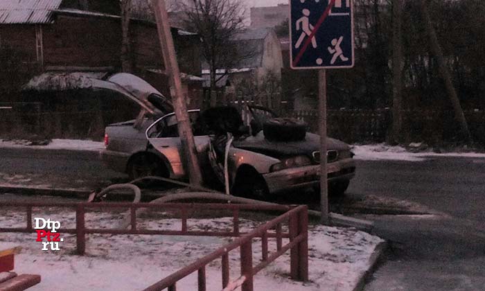 Петрозаводск, 16 ноября 2017 года, 04-16.  ДТП с участием легкового автомобиля БМВ (BMW) произошло на улице Ватутина, в районе пересечения с улицей Мичуринская. 