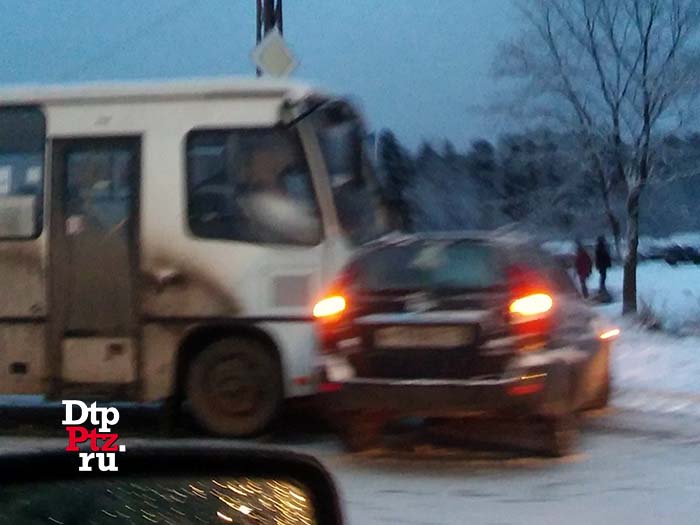 Петрозаводск, 21 ноября 2017 года, 08-20.  ДТП с участием легкового автомобиля и маршрутного автобуса ПАЗ произошло на пересечении улиц Ровио и Генерала Фролова.