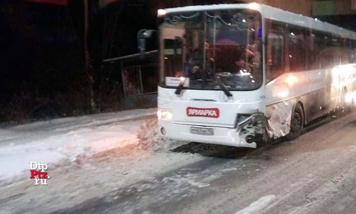 Петрозаводск, 26 декабря 2017 года, 18-20. ДТП с участием автобуса и легкового автомобиля произошло на улице Онежской Флотилии. у дома №16.