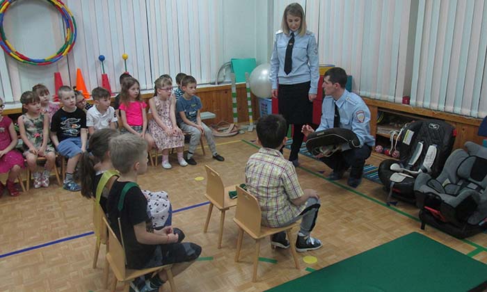 В детском саду № 108 инспекторы Госавтоинспекции Петрозаводска провели интерактивную игру «Безопасная поездка»