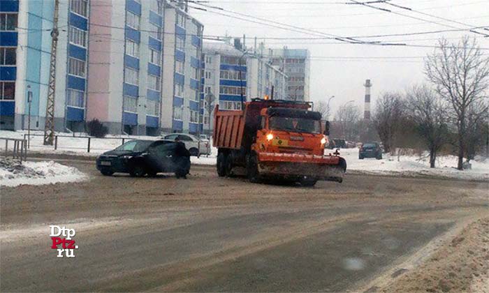 Петрозаводск, 25 января 2018 года, 13-56.   ДТП с участием легкового автомобиля Форд (Ford Focus) и автомобиля дорожной службы на шасси грузового автомобиля КАМАЗ произошло на пересечении улиц Ключевая и Судостроительная.