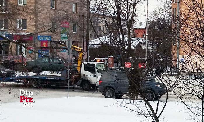 Петрозаводск, 31 января 2018 года. На улице Свердлова, у Городская поликлиника №1 эвакуируют автомобили, водители которых нарушили правила остановки и стоянки. 