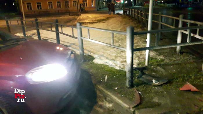 Петрозаводск, 5 января 2018 года, 22-29.  ДТП с участием легкового автомобиля Шевроле (Chevrolet) произошло на пересечении улиц Куйбышева и проспекта Карла Маркса.