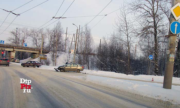 Петрозаводск, 3 февраля 2017 года, 13-26.   ДТП с участием легковых автомобилей Тойота (Toyota Corolla) и Чери (Chery QQ6)  произошло на улице Лыжная, в районе пересечения с Вытегорским шоссе. 