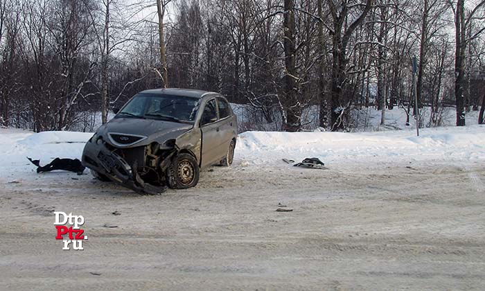 Петрозаводск, 3 февраля 2017 года, 13-26.   ДТП с участием легковых автомобилей Тойота (Toyota Corolla) и Чери (Chery QQ6)  произошло на улице Лыжная, в районе пересечения с Вытегорским шоссе. 