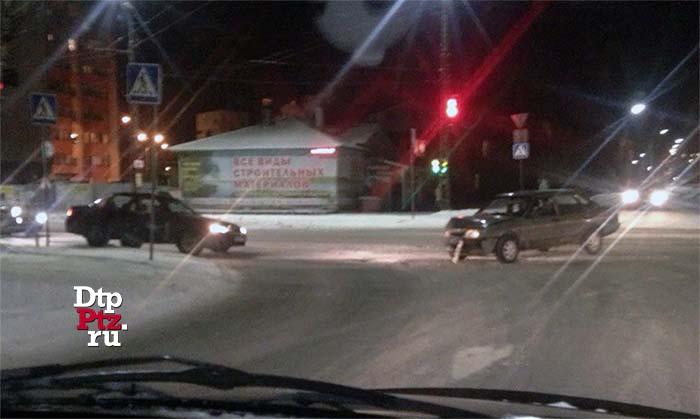 Петрозаводск, 4 февраля 2018 года, 20-09.  ДТП с участием двух легковых автомобилей произошло на пересечении улиц Мелентьевой и Зайцева.