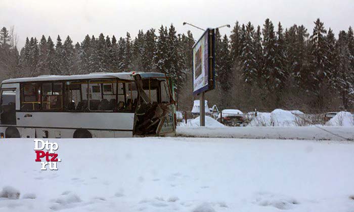 Петрозаводск, 17 февраля 2018 года, 08-47.   ДТП с участием маршрутного автобуса ПАЗ и самосвала на шасси грузового автомоьиля КАМАЗ произошло на Карельском проспекте, в удома №2а.