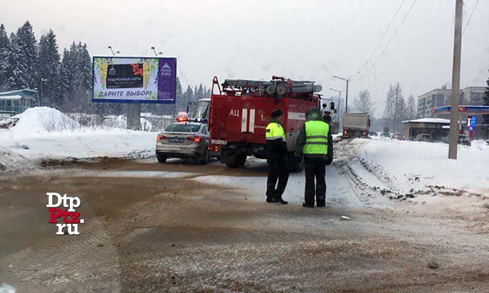 Петрозаводск, 17 февраля 2018 года, 08-47.   ДТП с участием маршрутного автобуса ПАЗ и самосвала на шасси грузового автомоьиля КАМАЗ произошло на Карельском проспекте, в удома №2а.