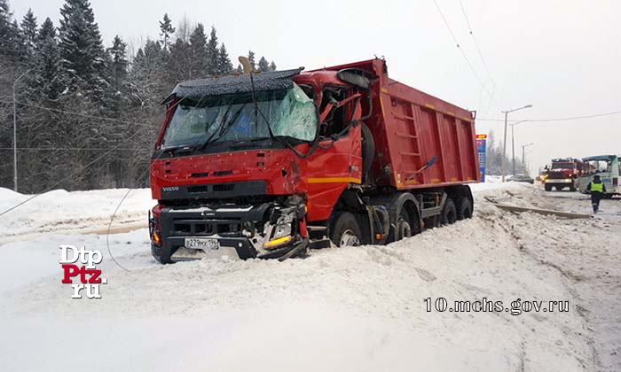 Петрозаводск, 17 февраля 2018 года, 08-47.   ДТП с участием маршрутного автобуса ПАЗ и самосвала на шасси грузового автомобиля Вольво произошло на Карельском проспекте, у дома №2а.