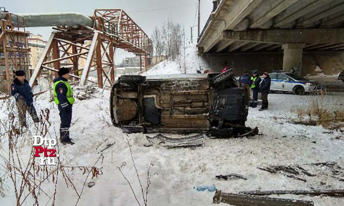 Петрозаводск, 17 февраля 2018 года, 11-00.   ДТП с участием легкового автомобиля Форд (Ford Fusion) произошло на Комсомольском  проспекте, на мостовом переходе через железнодорожные пути, недалеко от станции "Голиковка".