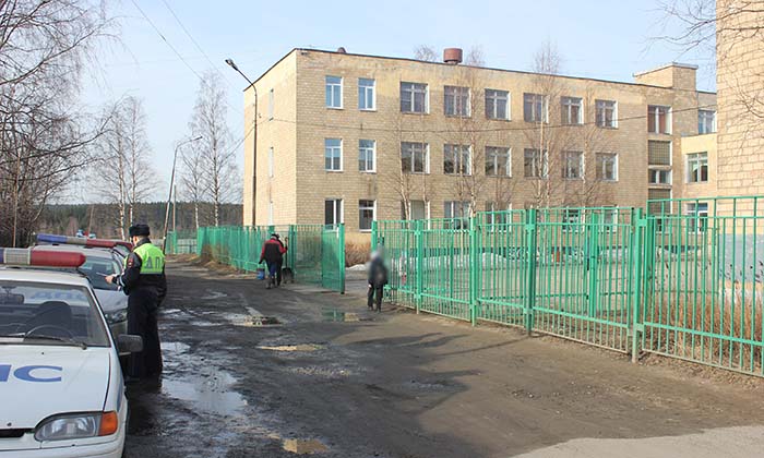 Сегодня утром у СОШ № 35 сотрудники Госавтоинспекции Петрозаводска проверили правила перевозки детей.