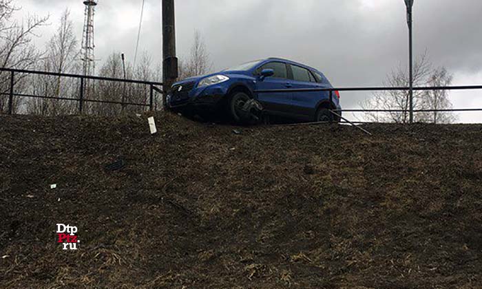 Петрозаводск, 25 апреля 2018 года, 11-39.   ДТП с участием легковых автомобилей Рено (Renault Sandero) и Сузуки (Suzuki SX4) произошло на Лососинском шоссе. у дома № 17а.