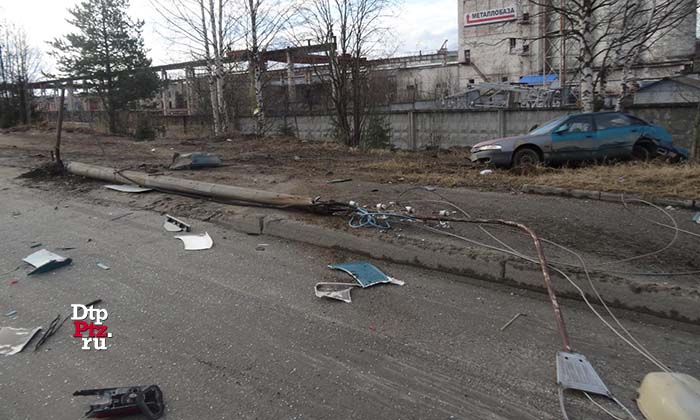 Петрозаводск, 30 апреля 2018 года, 04-15.  ДТП с участием легкового Мазда (Mazda) произошло на Пряжинском шоссе, у дома №10.