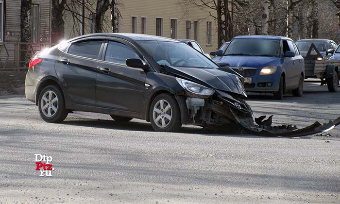 Петрозаводск, 7 мая 2018 года, 15-17.  ДТП с участием легкового автомобиля Хендай (Hyundai Solaris) и внедорожника Тойота (Toyota 4Runner) произошло на пересечении улиц Мелентьевой и Зайцева.