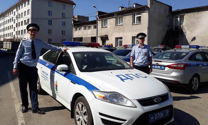 На сайт Госавтоинспекции поступило обращение от жительницы Петрозаводска Полины Бодуновой с просьбой поощрить полицейских.