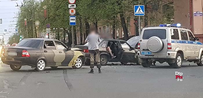Петрозаводск, 16 мая 2018 года, 21-29.   ДТП с участием двух легковых автомобилей произошло на пересечении проспекта Ленина и улицы Куйбышева
