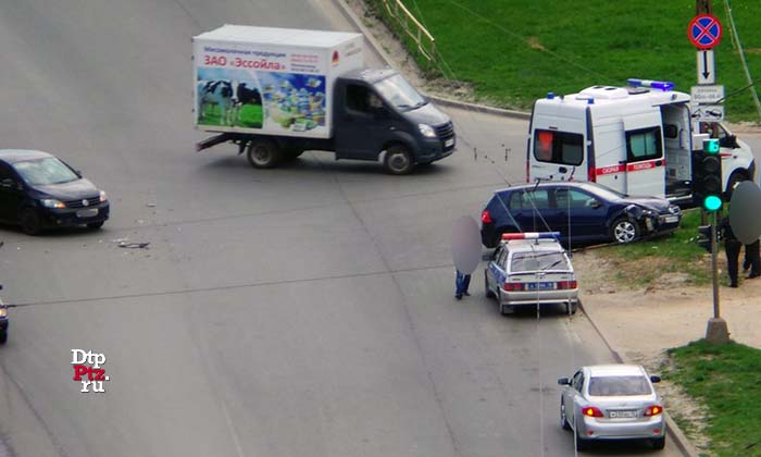 Петрозаводск, 16 мая 2018 года, 09-25.   ДТП с участием двух легковых автмобилей Фольксваген (Volkswagen Golf Plus) произошло на пересечении улиц Ровио и Сортавальская.