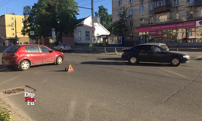 Петрозаводск, 27 мая 2018 года, 18-33.   ДТП с участием двух легковых автомобилей произошло на пересечении улиц Маршала Мерецкова и Володарского.