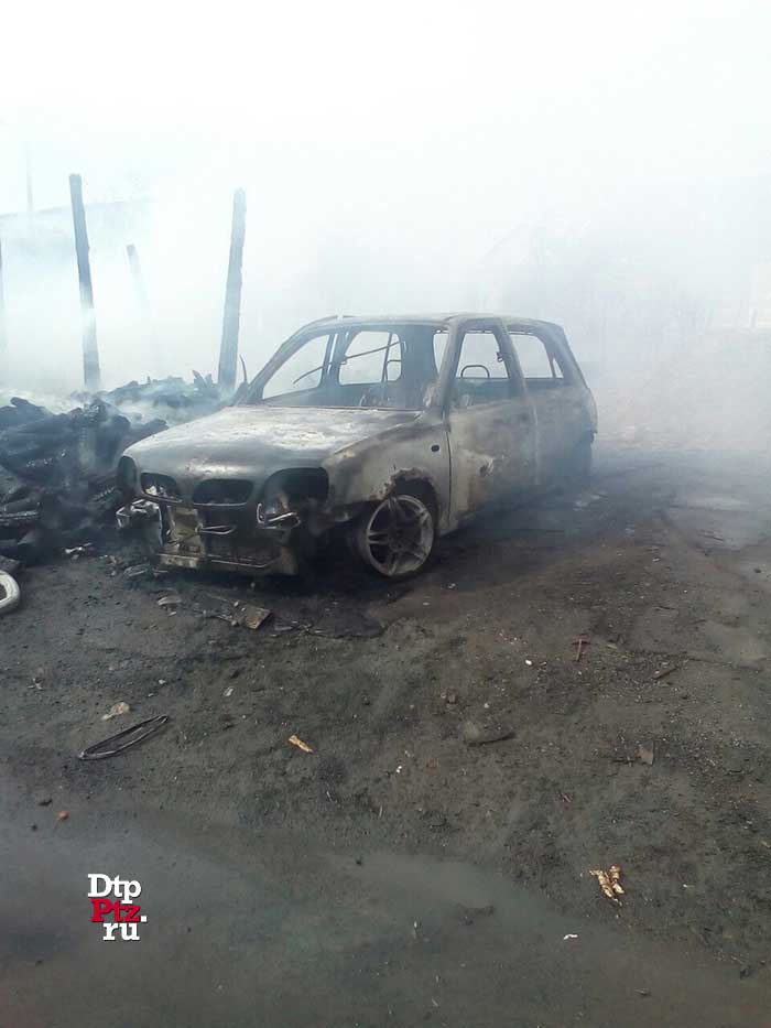 Петрозаводск, 29 мая 2018 года, 18-20.   Пожар в легковых автомобилях Ниссан (Nissan) и Форд (Ford) произошел  в посёлке Мелиоративный, на улице улице Строительная, у дома №4.