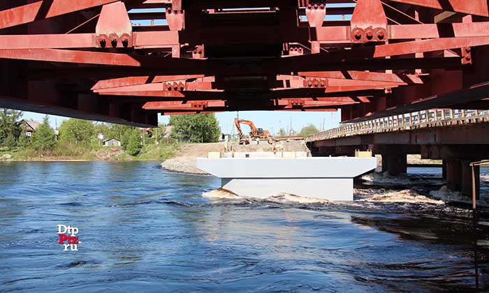 Федеральные дорожники приступили к работам по надвижке пролетного строения на мосту через реку Шуя.