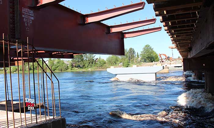 Федеральные дорожники приступили к работам по надвижке пролетного строения на мосту через реку Шуя.