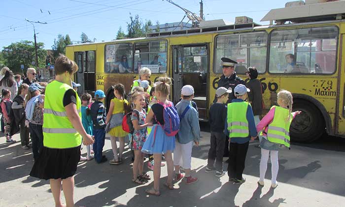 В преддверии летних каникул автоинспекторы напомнили учащимся первых классов правила для пешеходов и пассажиров общественного транспорта.