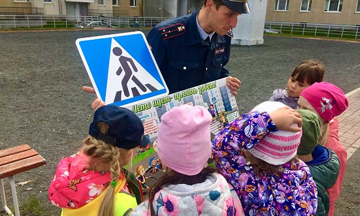 В дни летних каникул сотрудники Госавтоинспекции Петрозаводска и активные ЮИДовцы принимают дополнительные меры для обеспечения безопасности детей.