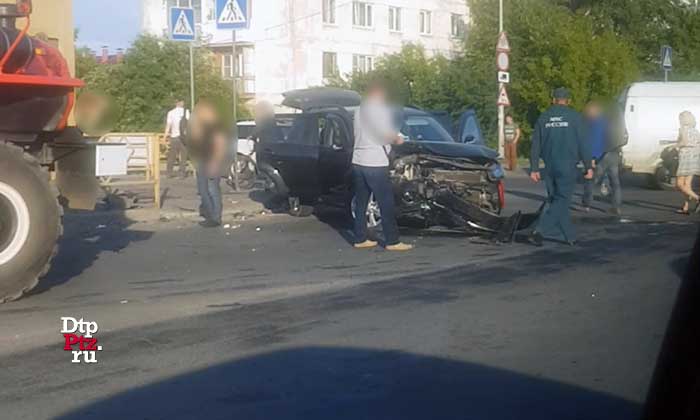 Петрозаводск, 16 июня 2018 года, 18-48.   ДТП с участием кроссовера и легкового автомобиля произошло на улице Шотмана, в районе пересечения с улицей Железнодорожная.