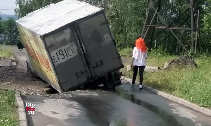 Петрозаводск, 29 июня 2018 года, 15-00.   ДТП с участием грузового автомобиля "Газель" произошло на улице Труда.