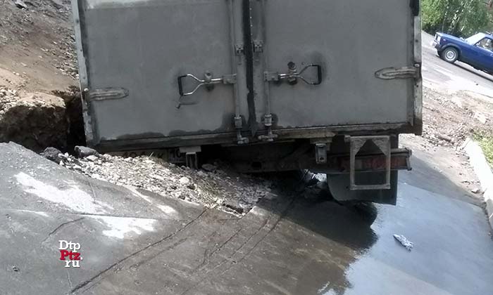 Петрозаводск, 29 июня 2018 года, 15-00.   ДТП с участием грузового автомобиля "Газель" произошло на улице Труда.