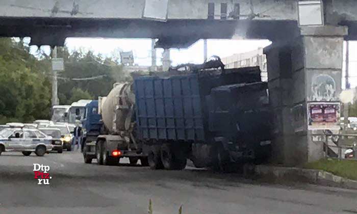 Петрозаводск, 4 июня 2018 года, 13-33.   ДТП с участием горузового автомобиля (SISU) произошло на улицt Лыжная, под железнодорожным мостом в районе пересечения с Ключевским шоссе и улицей Калинина.