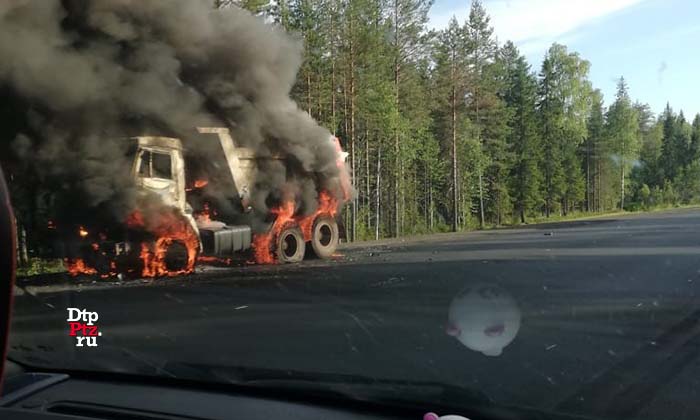 Кондопожский  район, 12 июля 2018 года, 18-20. Пожар в самосвале на шасси горузового автомобиля КАМАЗ произошел на 590-м километре автодороги М-18 "Кола", в тридцати километрах перед отвороткой на Медвежьегорск.