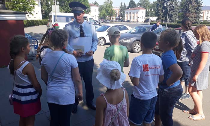 В Петрозаводске сотрудники ГИБДД провели акцию «Десант безопасности». В мероприятии приняли участие дети летнего лагеря при Национальном музее Республики Карелия.