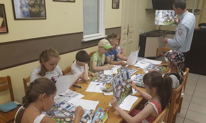 В Петрозаводске сотрудники ГИБДД провели акцию «Десант безопасности». В мероприятии приняли участие дети летнего лагеря при Национальном музее Республики Карелия.