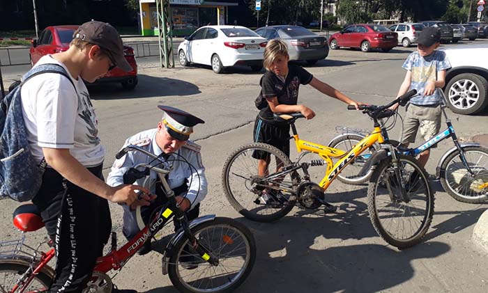 Сегодня на велопарковке у здания Госавтоинспекции прошла акция по оборудованию велосипедов световозвращающими элементами 