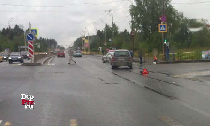 Петрозаводск, 5 июля 2018 года, 12-44.   ДТП с участием двух легковых автомобилей произошло на пересечении улиц Чапаева и Пархоменко.