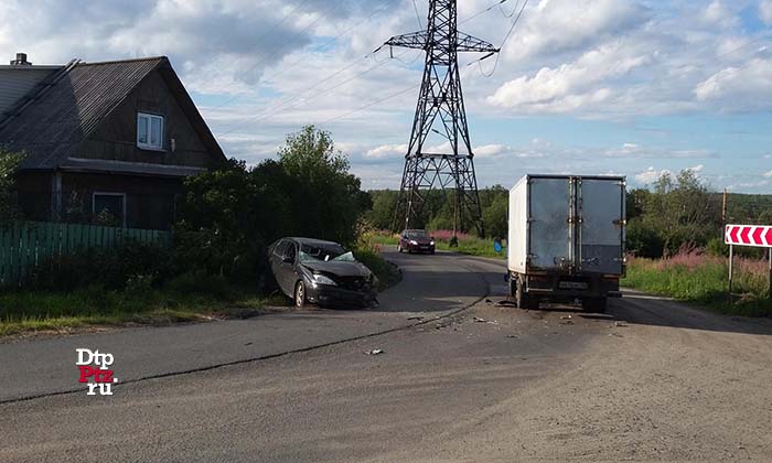 Петрозаводск, 15 августа 2018 года, 15-35.   ДТП с участием легкового автомобиля Форд (Ford Focus) и грузового автомобиля BFD произошло на улице Транспортная, у дома №21.
