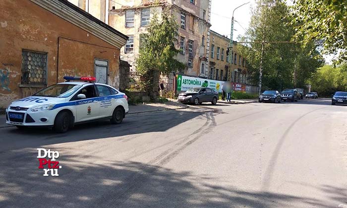 Петрозаводск, 18 августа 2018 года, 11-30.  ДТП с участием легкового автомобиля Шевроле (Chevrolet Lacetti) произошло на улице Луначарского, у дома №44.