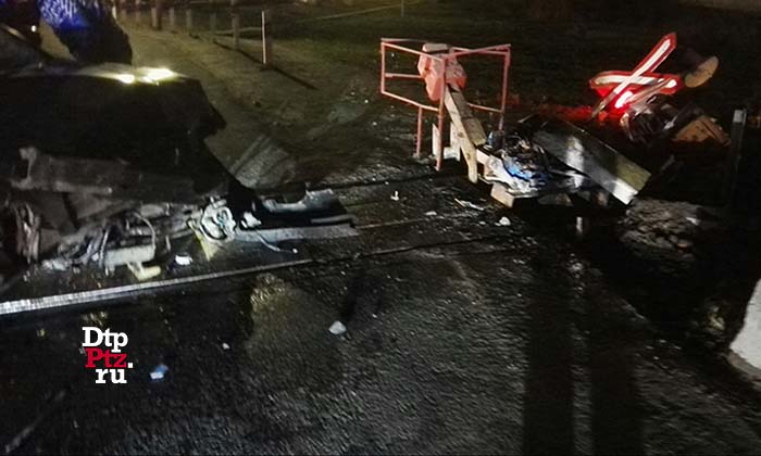 трозаводск, 14 октября 2018 года, 19-15.   ДТП с участием легкового автомобиля Хендай (Hyundai Sonata) произошло на железнодорожном переезде на улице Новосулажгорская, у дома №1.