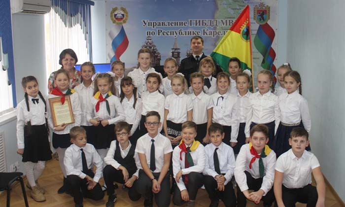 На днях в Госавтоинспекции состоялось торжественное посвящение четвероклассников Гимназии №30 в ряды юных инспекторов движения. 