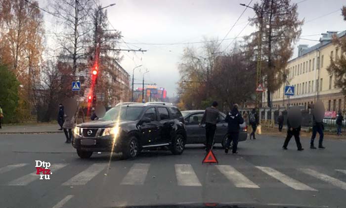 Петрозаводск, 18 октября 2018 года, 17-01.  ДТП с участием двух автомобилей произошло на пересечении улиц Антикайнена и Гоголя.