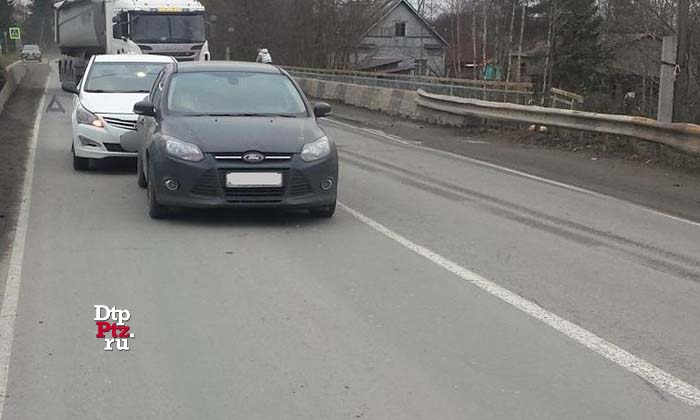 Пряжинский район, 20 октября 2018 года, 14-50.  ДТП с участием легковых автомобилей Хендай (Hyundai Solaris) и Форд (Ford Focus) произошло на 23-м километре автодороги "Петрозаводск - Суоярви", на автомобильном мосту через речку Чална, в поселке Чална.