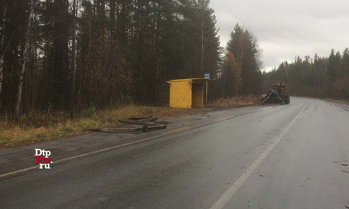 Петрозаводск, 24 октября 2018 года, 12-40.  ДТП с участием лесовоза СИСУ (SISU) с полуприцепом произошло на Шуйском шоссе, в районе дома №81.