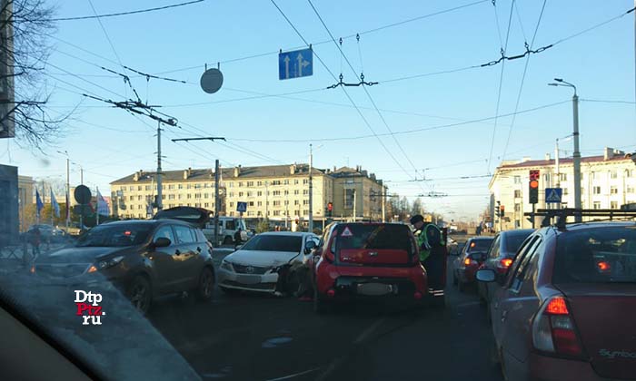 Петрозаводск, 29 октября 2018 года, 13-34.  Групповое ДТП с участием четырех автомобилей произошло на улице Красноармейская, у дома №32.