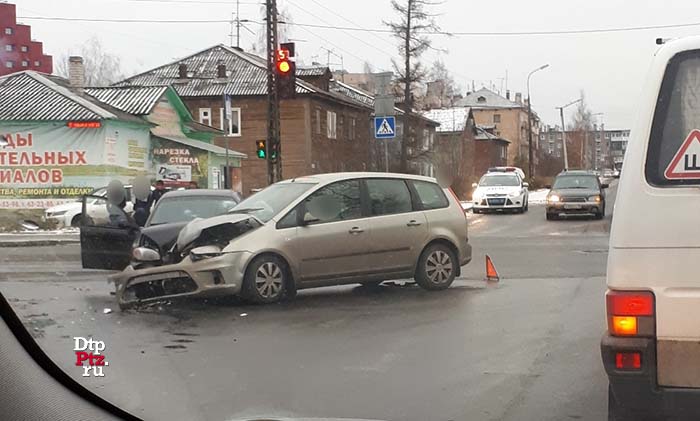 Петрозаводск, 31 октября 2018 года, 13-28.  ДТП с участием легковых  автомобилей Шевроле (Chevrolet Lanos) и Форд (Ford Focus C-Max)  произошло на пересечении улиц Мелентьевой и Зайцева.